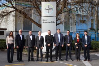 El secretario de Estado de Sanidad, Javier Padilla, y el director general de Cartera Común de Servicios del Sistema Nacional de Salud y Farmacia, César Hernández, visitan la planta de La Felguera.