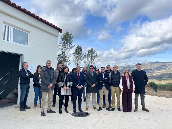 El consejero Chivite, junto al director general de Administración Local y Despoblación, Jesús María Rodríguez, y representantes locales durante la visita al nuevo depósito de Javier.
