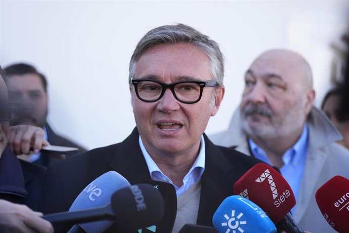 El portavoz de Vox en Andalucía, Manuel Gavira, en imagen de archivo en declaraciones a los medios de comunicación en Adamuz (Córdoba)