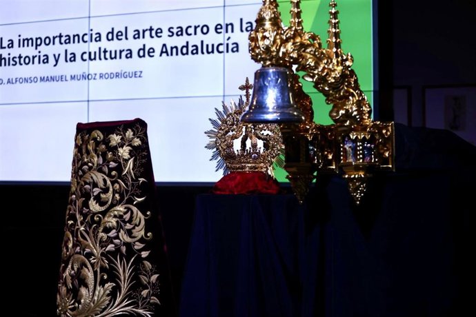 Elementos representativos de la artesania cofrade en imagen de archivo. 