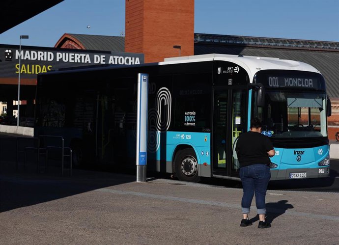 Archivo - Archivo.- Un autobús de la línea 001 de la Empresa Municipal de Transportes 
