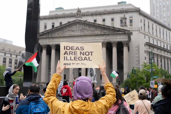 Archivo - Arxiu - Manifestants protestes per la detenció d'estudiants durant marxes a favor de Palestina a EUA.