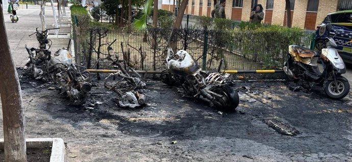 Motos quemadas como consecuencia de actos vandálicos en la barriada de La Carrasca, en el distrito Macarena.
