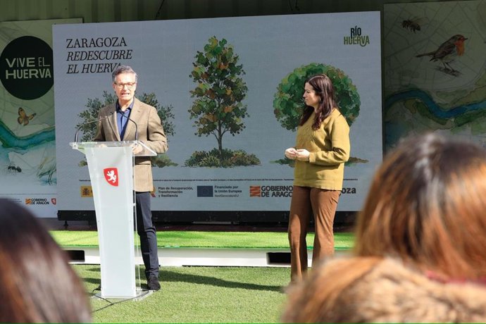 Los consejeros municipales presentan la exposición 'Vive el Huerva', que se estrena en el Parque Grande.