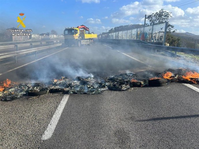 Corte de la A8 en Castropol.