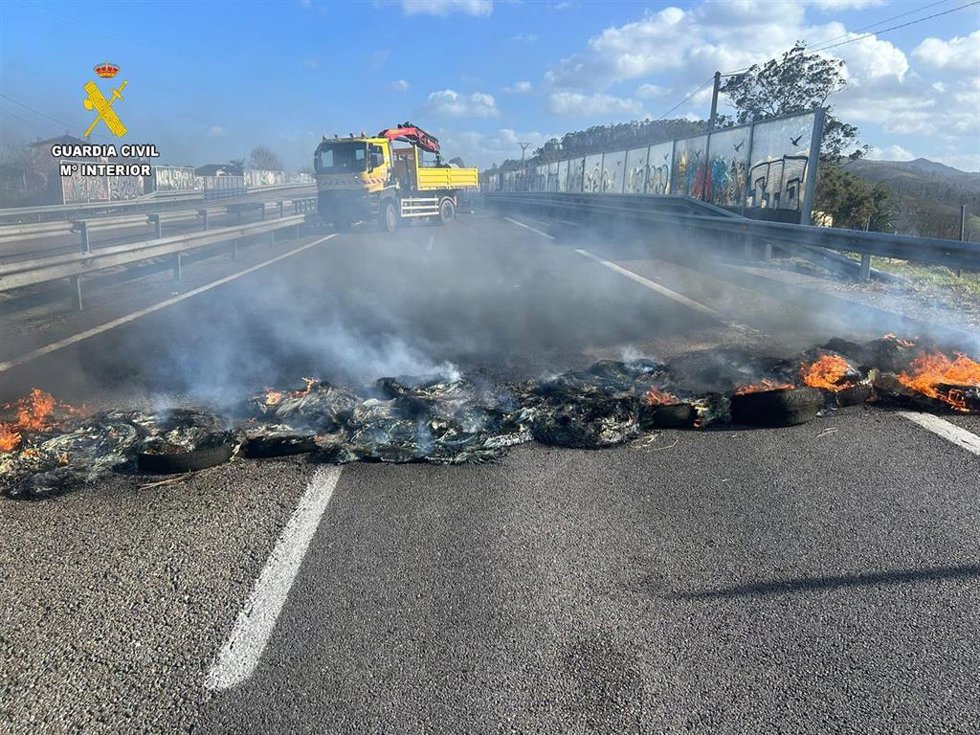 Corte de la A8 en Castropol.
