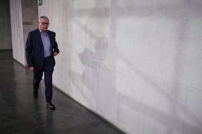 El responsable de la zona norte de Acciona, Eduardo Montes, durante la comisión de investigación sobre adjudicaciones públicas, en el Parlamento de Navarra, a 18 de febrero de 2026, en Pamplona, Navarra (España). Montes está citado a raíz de la comparecen