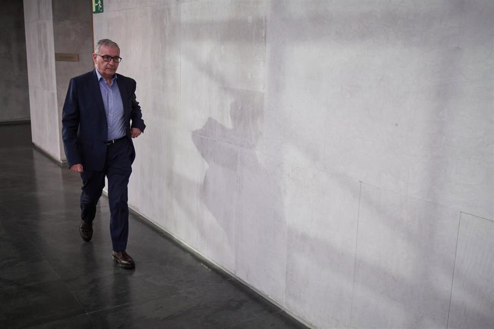 El responsable de la zona norte de Acciona, Eduardo Montes, durante la comisión de investigación sobre adjudicaciones públicas, en el Parlamento de Navarra, a 18 de febrero de 2026, en Pamplona, Navarra (España). Montes está citado a raíz de la comparec