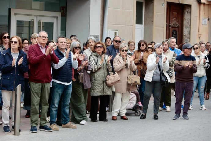 Veïns de la localitat durant els minuts de silenci