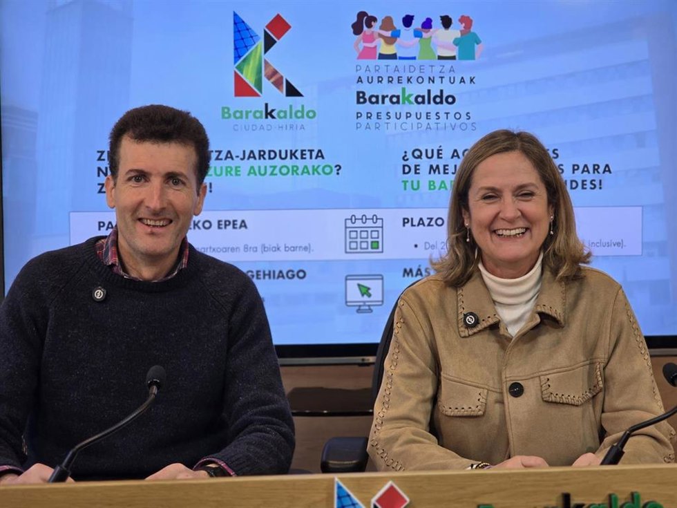 La alcaldesa de Barakaldo, Amaia del Campo, junto al concejal de Alcaldía y Barrios, Gorka Zubiaurre.