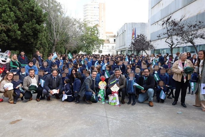 Celebración del Día de Andalucía con alumnos del Colegio María Inmaculada de Huelva.