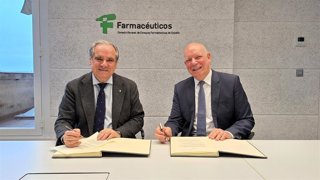 Firma del convenio entre el Consejo General de Colegios Farmacéuticos y Arkopharma.