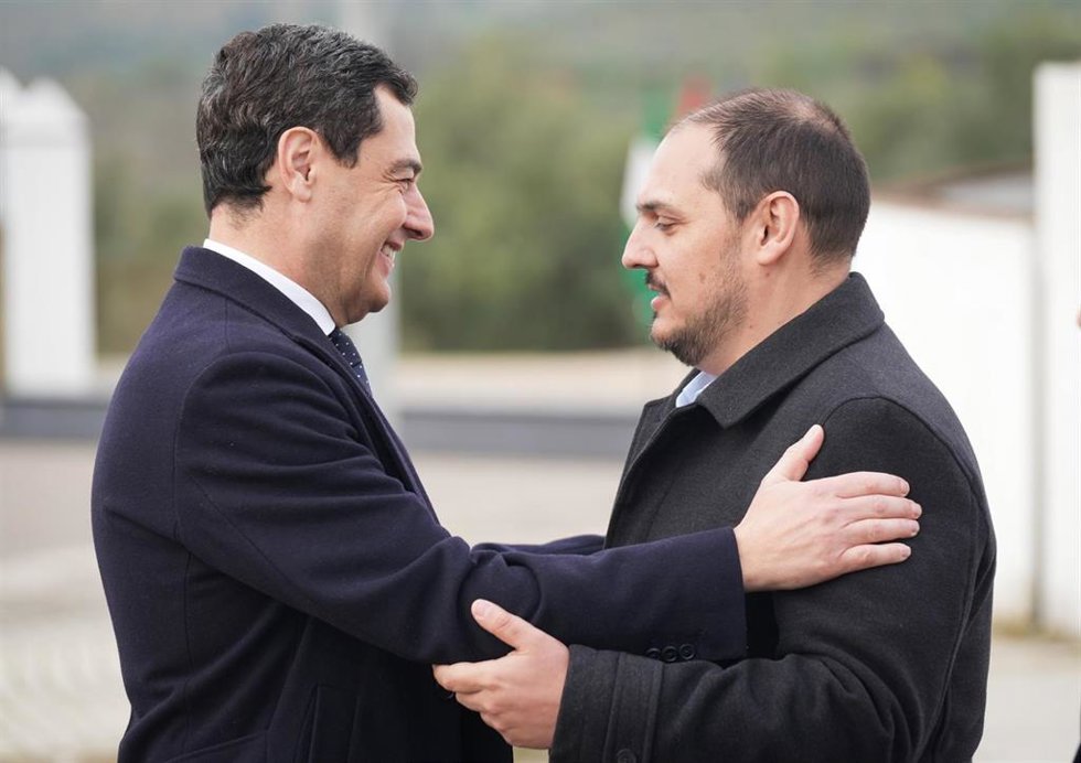 El presidente de la Junta de Andalucía, Juanma Moreno (i), saluda al alcalde de Adamuz (Córdoba), Rafael Moreno (d), a su llegada a la localidad cordobesa, para presidir el Consejo de Gobierno.