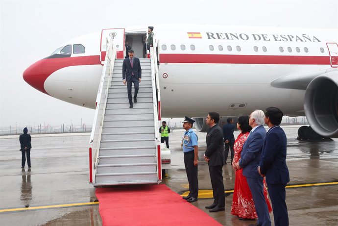 El presidente del Gobierno, Pedro Sánchez (i), a su llegada a India, a 18 de febrero de 2026, en Nueva Delhi (República de la India). El presidente del Gobierno inicia este miércoles 18 de febrero un viaje oficial de dos días en India, donde se reunirá co