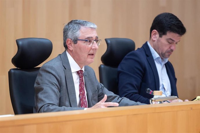 El presidente de la Diputación de Málaga, Francisco Salado, interviene durante la celebración de la sesión ordinaria del pleno de febrero.