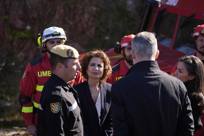 Los Reyes Felipe VI y Letizia, acompañados de la vicepresidenta primera y ministra de Hacienda, María Jesús Montero, saludan a miembros de los servicios de emergencias a su llegada a Adamuz (Córdoba) tras el accidente de tren. (Foto de archivo).