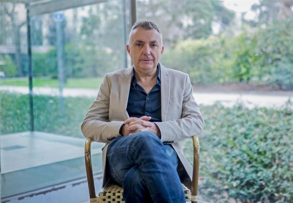 El autor Manuel Vilas, posa para Europa Press, a 18 de febrero de 2026, en Madrid (España). Manuel Vilas es un poeta y narrador español nacido en Barbastro (Huesca) en 1962. Su obra combina autobiografía, reflexión social y lirismo. Alcanzó gran reconoc