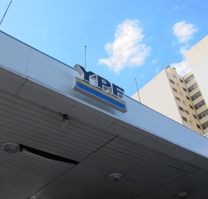 Archivo - Gasolinera de YPF de Buenos Aires (Argentina).