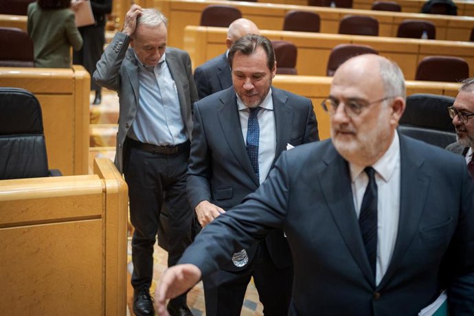 El ministro de Transportes y Movilidad Sostenible, Óscar Puente (c), comparece para dar cuenta del caos ferroviario, en el Senado,  a 29 de enero de 2026, en Madrid (España). Por delante, el portavoz de Junts, Eduard Pujol. 