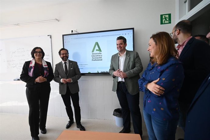 Desde la izquierda los delegados de Desarrollo Educativo y de Gobierno de la Junta en Granada, María José Martín y Antonio Granados, y el alcalde de Maracena, Carlos Porcel