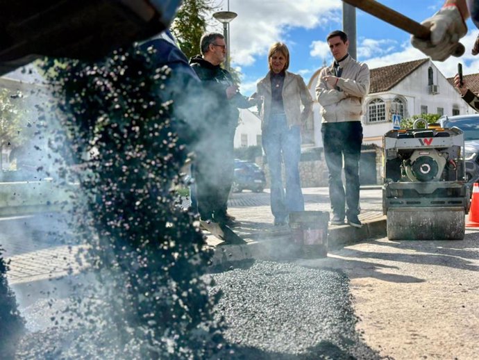 La alcaldesa de Jerez de la Frontera (Cádiz), María José García-Pelayo, supervisa una obra de reasfaltado de una calle de la ciudad afectada tras los últimos temporales.