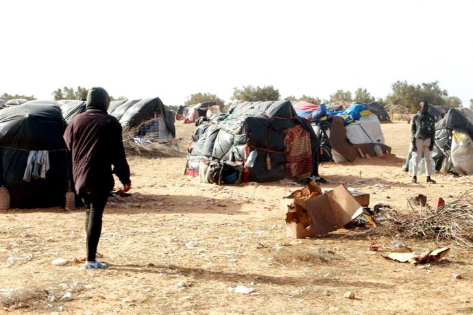 Archivo - Migrantes de países de África subsahariana en un campamento en Yebeniana, en Sfax, Túnez (archivo)