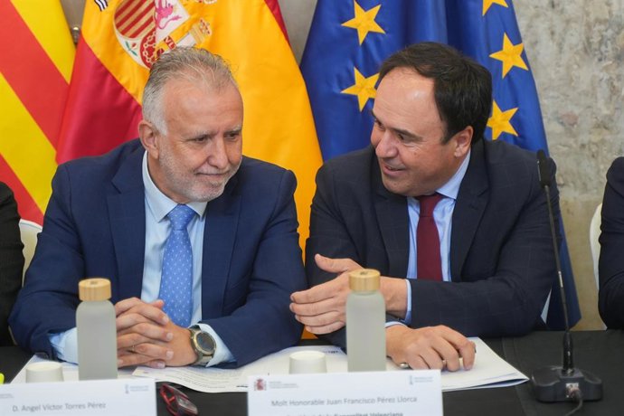 Imatge de la Comissió Mixta entre Govern i Generalitat, amb assistència del ministre Víctor Ángel Torres i el president, Juanfran Pérez Llorca