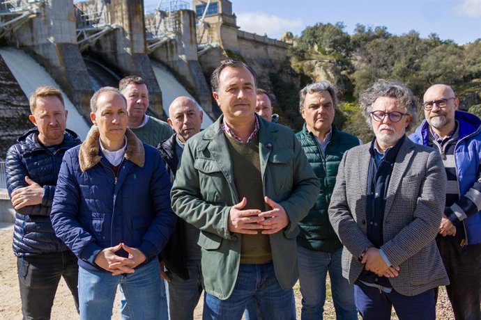 Responsables de Vox en el embalse de El Torcón.