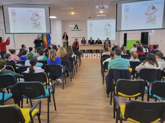 El Defensor de la Infancia y Adolescencia de Andalucía, Jesús Maeztu, ha presentado en Ronda el libro 'Crecer con derechos', una publicación impulsada por el Foro Profesional de la Infancia que divulga la Ley de Infancia y Adolescencia.