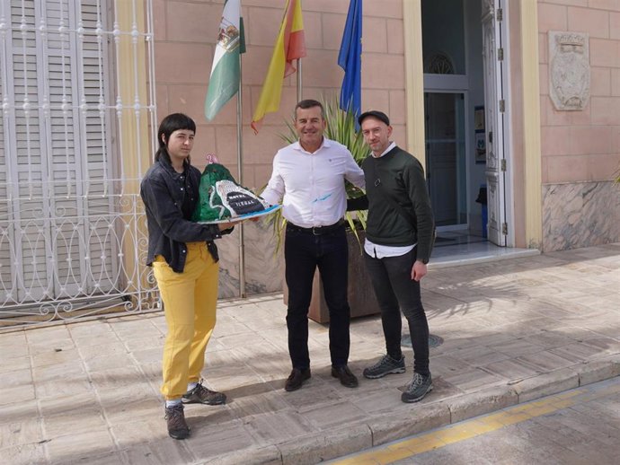 Miembros de Greenpeace llevan una tarta con forma de Algarrobico el alcalde de Carboneras (Almería), Salvador Hernández (CS).
