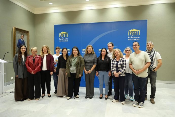 La presidenta del Parlamento de Canarias, Astrid Pérez (c), en la lectura de un manifiesto con motivo del 'Día Internacional del Asperger'