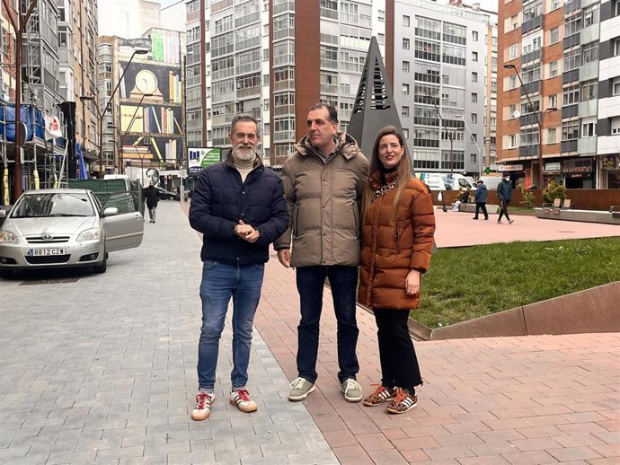 Samuel Vázquez junto a Marta Alegría y Javier Martínez candidatos de Vox por la provincia de Burgos .