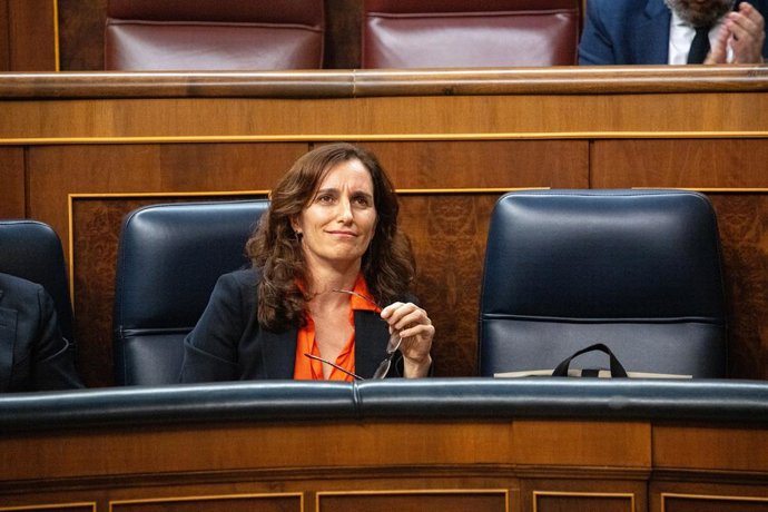 A ministra da Saúde, Mónica García, durante uma sessão de controle do Governo, no Congresso dos Deputados, em 11 de fevereiro de 2026, em Madri (Espanha). O plenário recebe o primeiro confronto do ano entre o líder da oposição e o presidente do