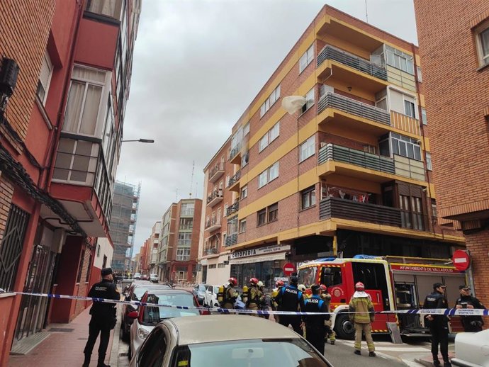 Los equipos de emergencias acuden a sofocar el incendio en una vivienda de la calle Jardines