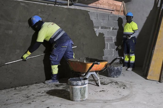 Obreros trabajando en una construcción en Canarias