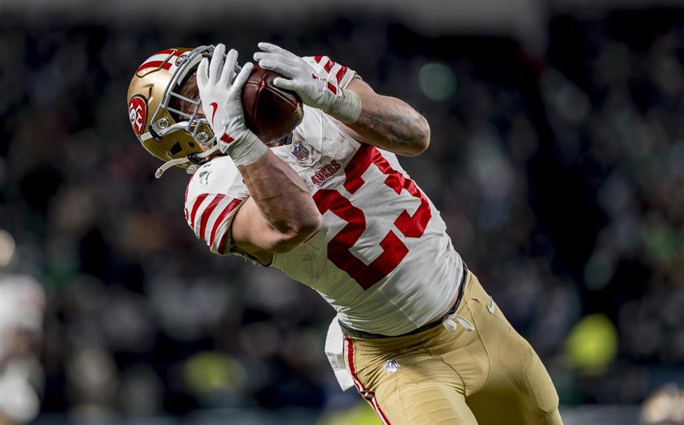 Archivo - El 'running back' de los San Francisco 49ers Christian McCaffrey recoge un pase de 'touchdown'.