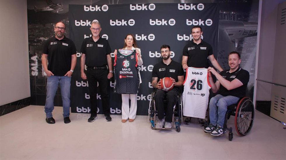 Archivo - Txema Alonso (segundo por la izda) durante un acto de patrocinio de BBK y el Bidaideak Bilbao BSR