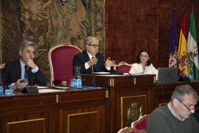 El presidente de la Diputación de Córdoba, Salvador Fuentes (centro), durante la celebración del Pleno de septiembre.