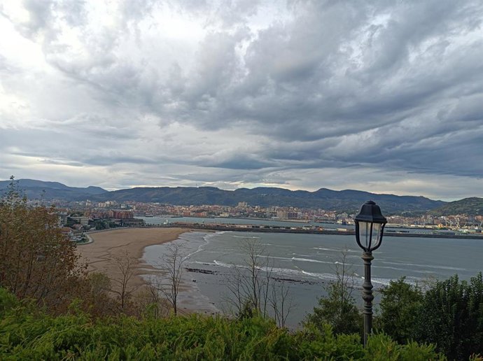 Cielos cargados de nubes en la costa vizcaína.
