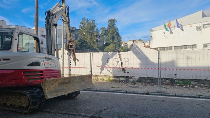 Obras en el muro de la Sección del Instituto Provincial de Educación Permanente (Sipep) Entre Dos Aguas de Algeciras (Cádiz), que fue dañado por los temporales.