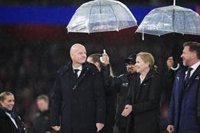 Infantino recuerda que "no hay cabida para el racismo en el fútbol" y felicita a Letexier por parar el partido