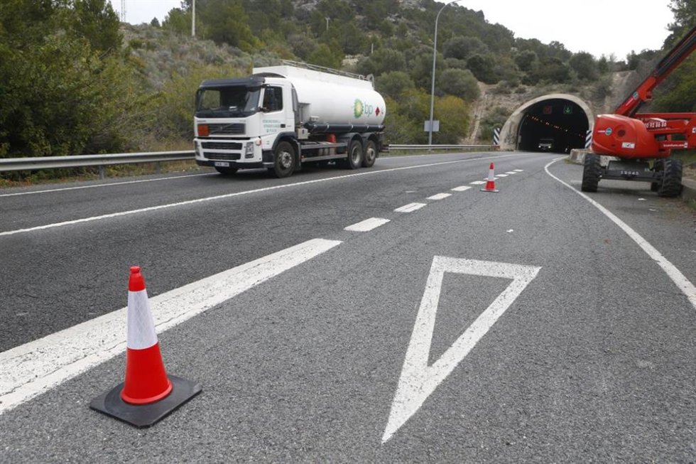 Archivo - Trabajos de mantenimiento cerca de uno de los túneles de las carreteras de Mallorca.