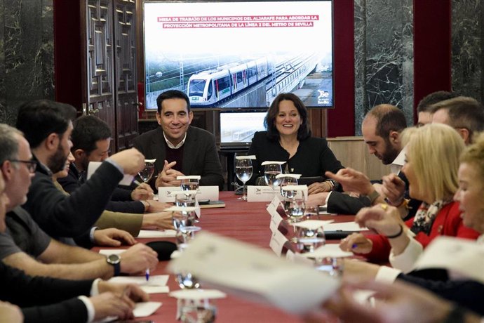 La vicepresidenta primera de la Diputación de Sevilla y alcaldesa de la localidad sevillana de Espartinas, Cristina Los Arcos, con los alcaldes de los municipios del Aljarafe sevillano sobre la Línea 2 del Metro de Sevilla