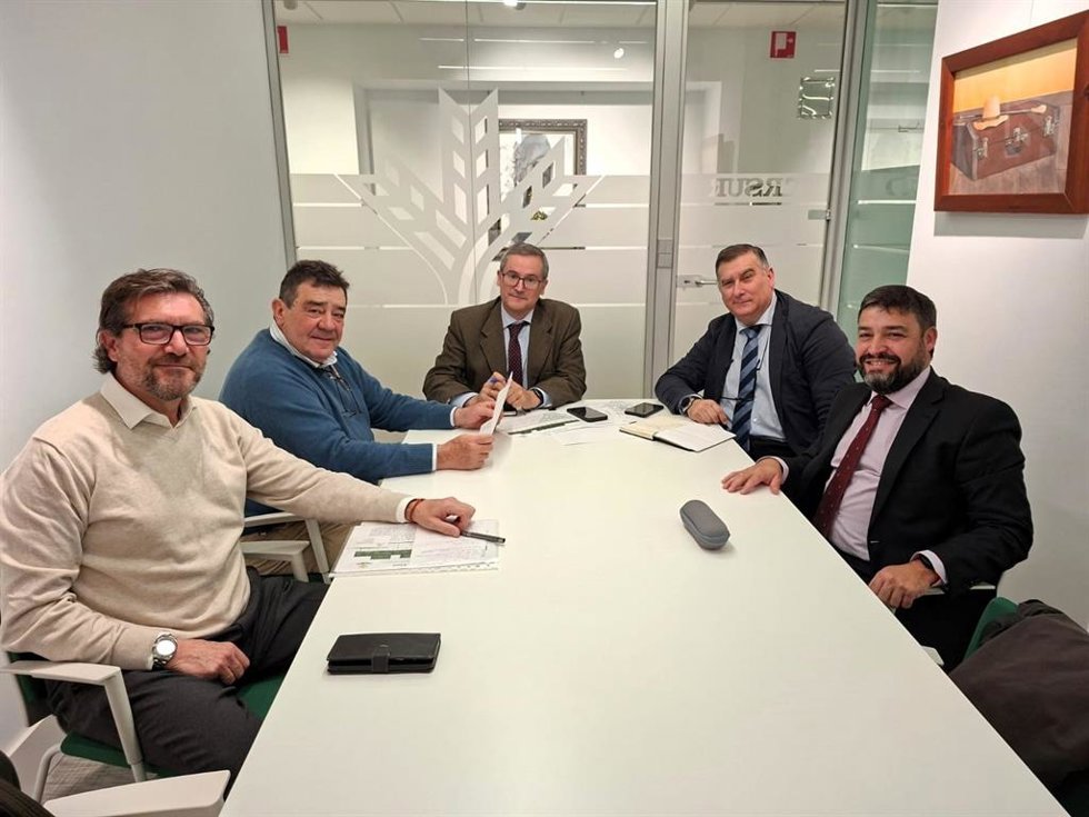 Reunión mantenido en la sede de la Caja Rural del Sur en Huelva.