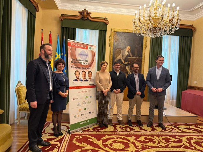 Presentación, en el Ayuntamiento de Gijón, del XV Congreso de la Sociedad Española de Oftalmología Veterinaria que se celebrará este viernes y sábado, en el recinto ferial gijonés 'Luis Adaro'.