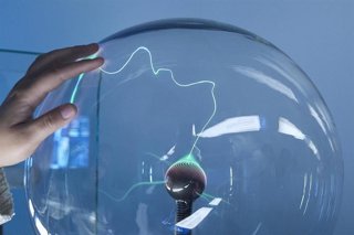 Archivo - La exposición itinerante de Redeia 'Conectados al futuro: la transición ecológica' abre sus puertas en Cuenca.