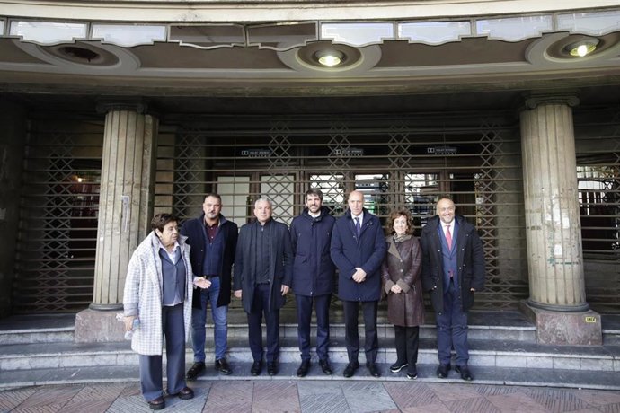 Archivo - El ministro de Cultura, Ernert Urtasun (centro), junto al alcalde de León, José Antonio Diez (a su derecha) delante del teatro Emperador el pasado mes de noviembre.