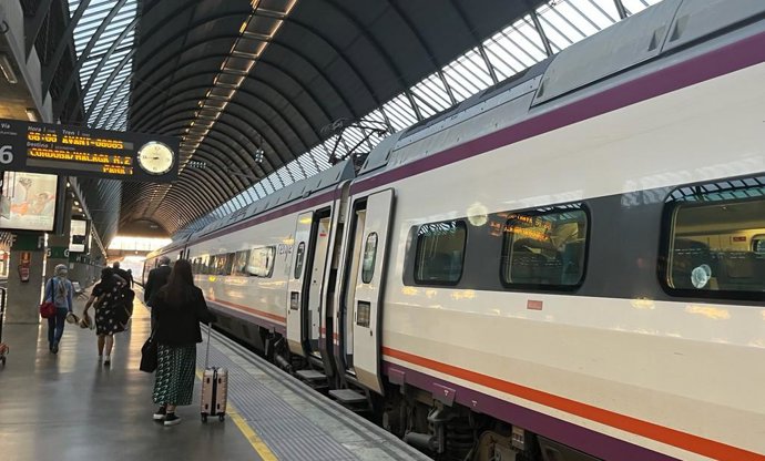 Archivo - Imagen de archivo de unos viajeros accediendo a un tren Avant de Renfe.