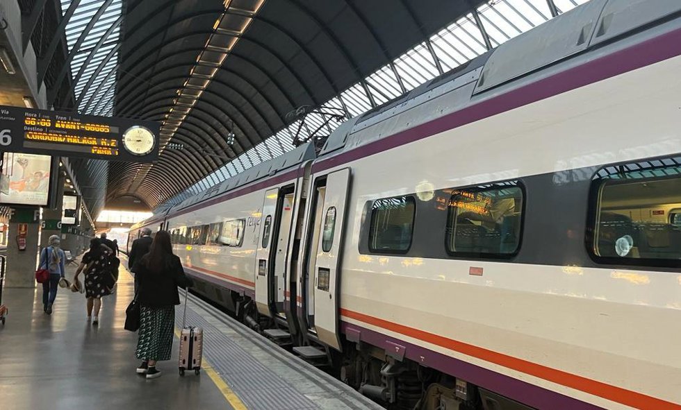 Archivo - Imagen de archivo de unos viajeros accediendo a un tren Avant de Renfe.