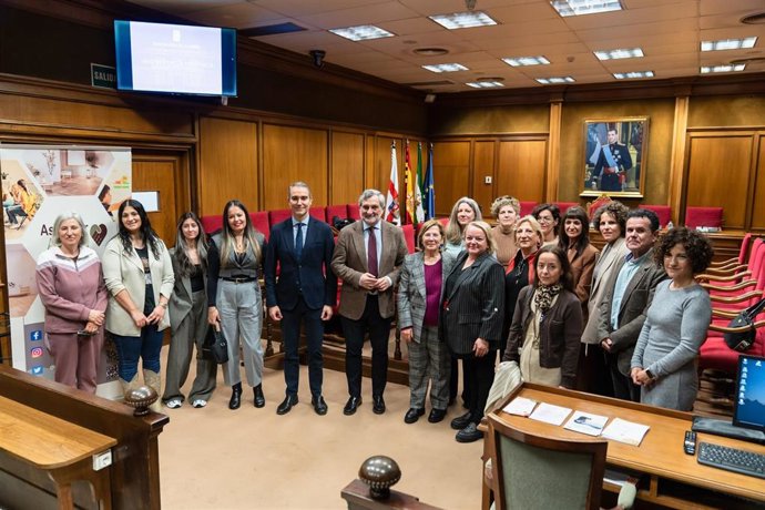 Representantes institucionales y de la Asociación Asperger Almería, tras la lectura del manifiesto por el Día Internacional del Síndrome de Asperger en el Salón de Plenos de la Diputación Provincial.
